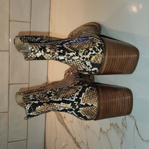 Vince Camuto Heel Boot Snakeskin - Picture 3 of 8